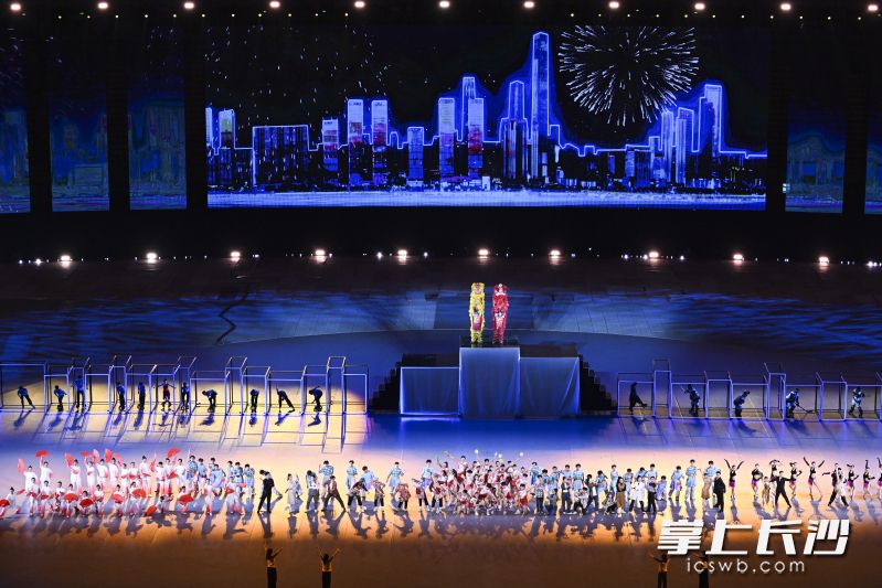10月31日晚，长沙市第十一届运动会开幕式在贺龙体育场举行。长沙晚报全媒体记者 黄启晴 摄