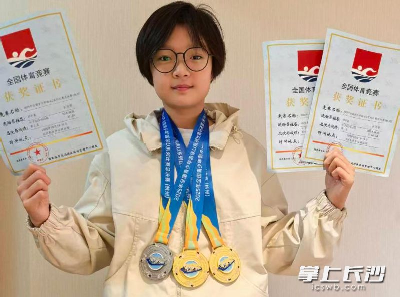14岁的长沙妹子胡芊翯在2025年全国青少年游泳U系列比赛总决赛上，斩获两冠一亚、三破全国纪录。受访者供图