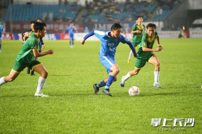 雅礼中学学生李悦宁（蓝衣）代表长沙队征战“湘超”。长沙晚报全媒体记者 邹麟 摄