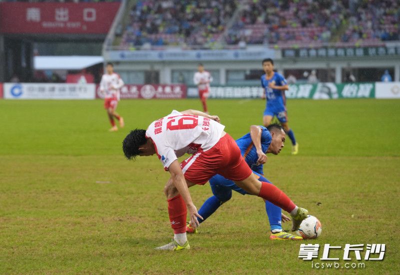 双方球员奋力拼抢。 双方球员奋力拼抢。