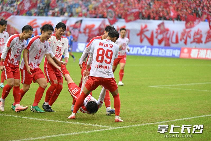 比赛第22分钟,长沙队66号谭想抢点破门,队友们一起玩起“担架”庆祝。 比赛第22分钟,长沙队66号谭想抢点破门,队友们一起玩起“担架”庆祝。