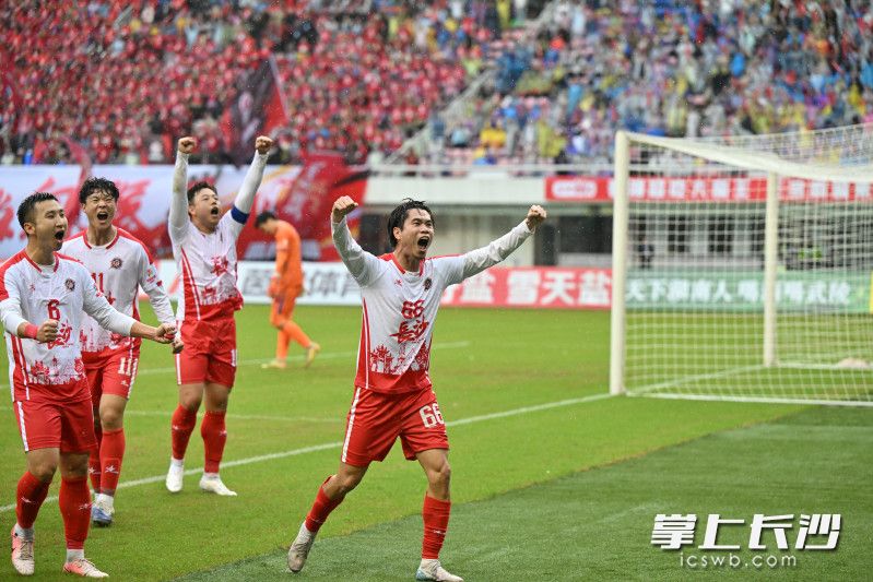 比赛第22分钟,长沙队66号谭想抢点破门,打破场上僵局,全队庆祝进球。 比赛第22分钟,长沙队66号谭想抢点破门,打破场上僵局,全队庆祝进球。