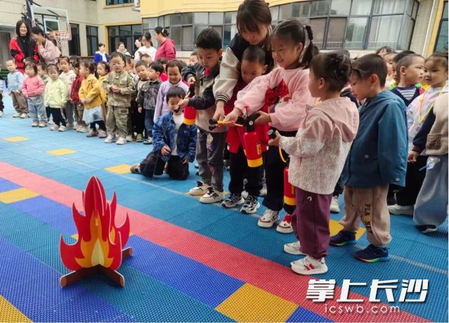 孩子们正在上生动的安全启蒙课。 