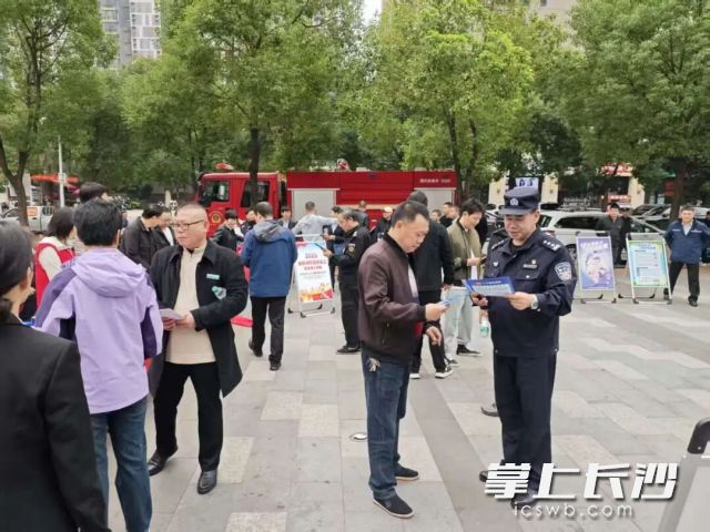 工作人员给前来咨询的市民答疑。