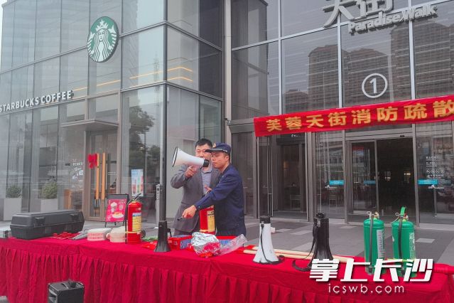 演练让居民在身临其境的体验中掌握了逃生自救和互救技能。