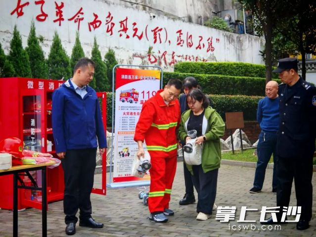 工作人员给居民耐心讲解消防安全知识及器材使用方法。 均为长沙晚报通讯员张柳杉供图
