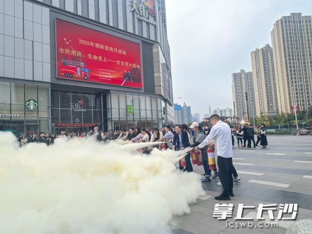 演练现场正在进行“灭火”。  均为长沙晚报全媒体记者舒元臻摄