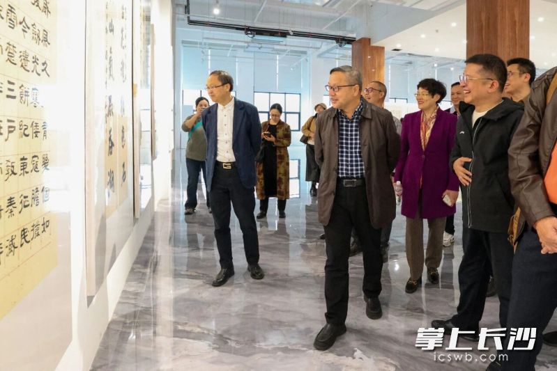 观众欣赏书画。 观众欣赏书画。