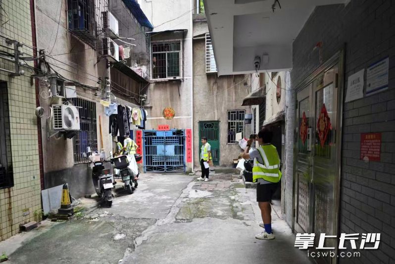 技术人员正在进行房屋结构安全体检。均为市住建局供图 技术人员正在进行房屋结构安全体检。均为市住建局供图