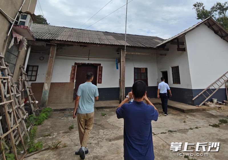 基层网格员正对自建房结构安全进行日常巡查。 基层网格员正对自建房结构安全进行日常巡查。