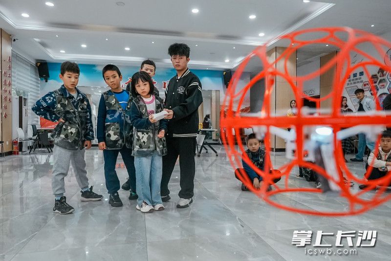 孩子们在老师指导下玩起新奇刺激的“无人机足球”。