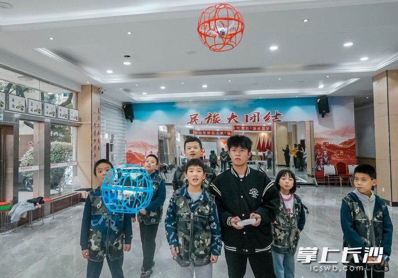 孩子们在老师指导下玩起新奇刺激的“无人机足球”。