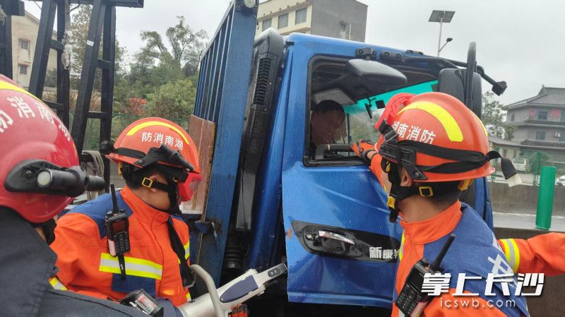 消防员正在营救被困人员。 均为长沙晚报通讯员 黄志广 摄