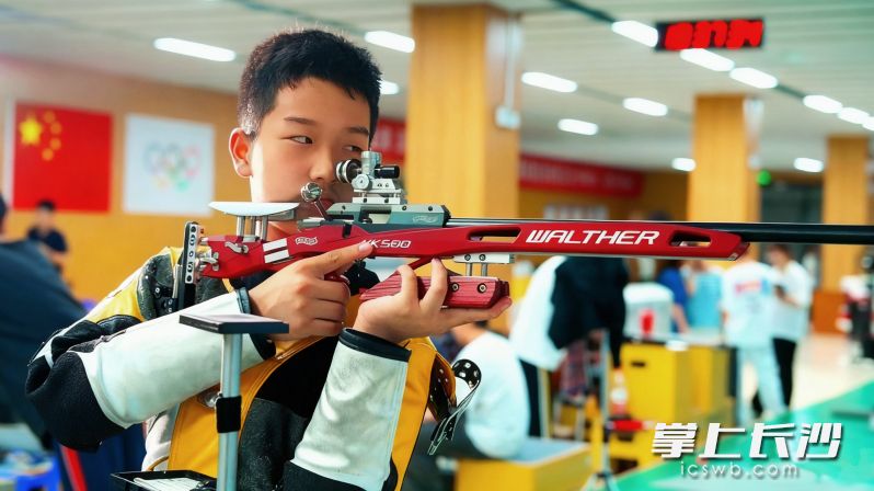 贺龙体校射击馆内，队员在训练中。