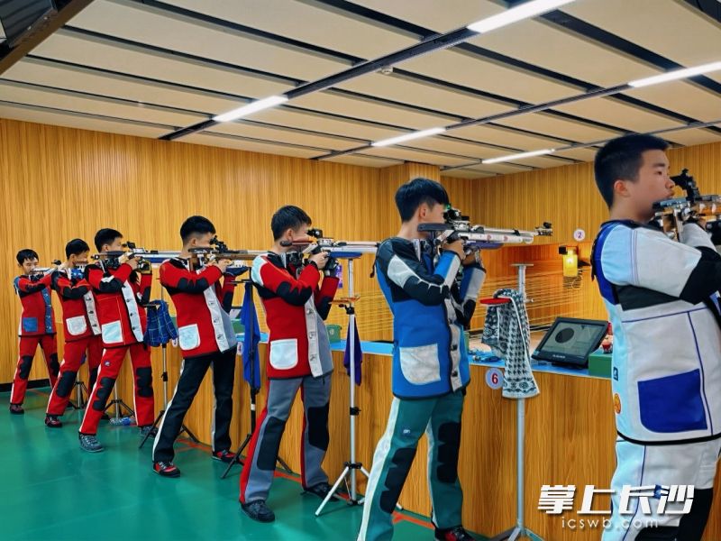 队员在训练中。