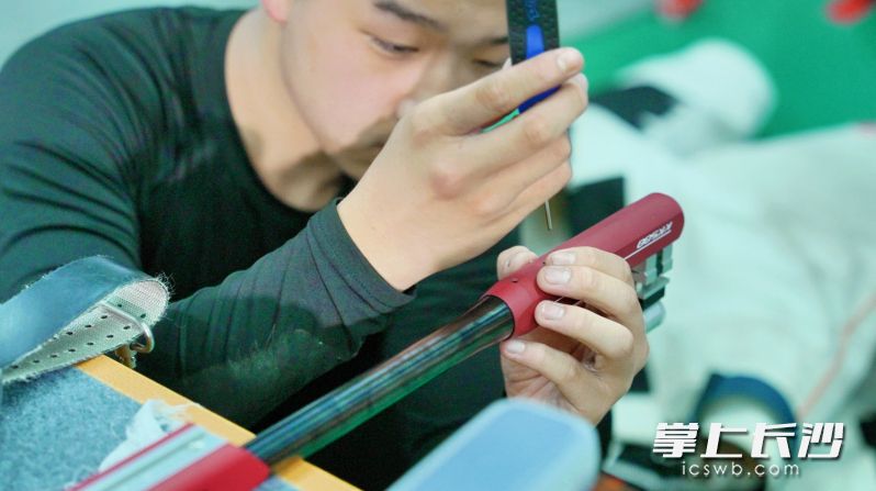 队员在调试装备。