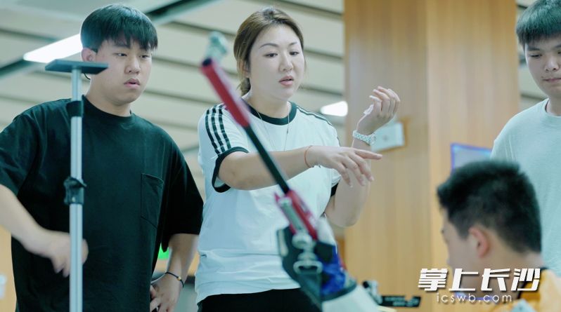 从2006年开始，没有周末，也没有寒暑假，彭桦几乎天天和射击队的队员们呆在一起。