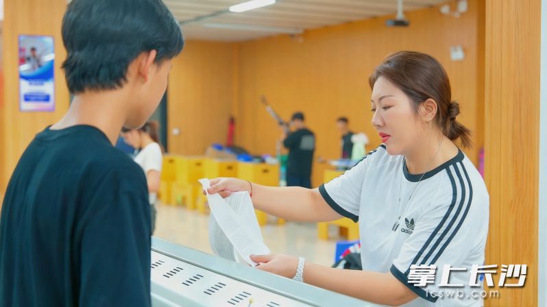 彭桦（右）指导学生。均为受访者供图