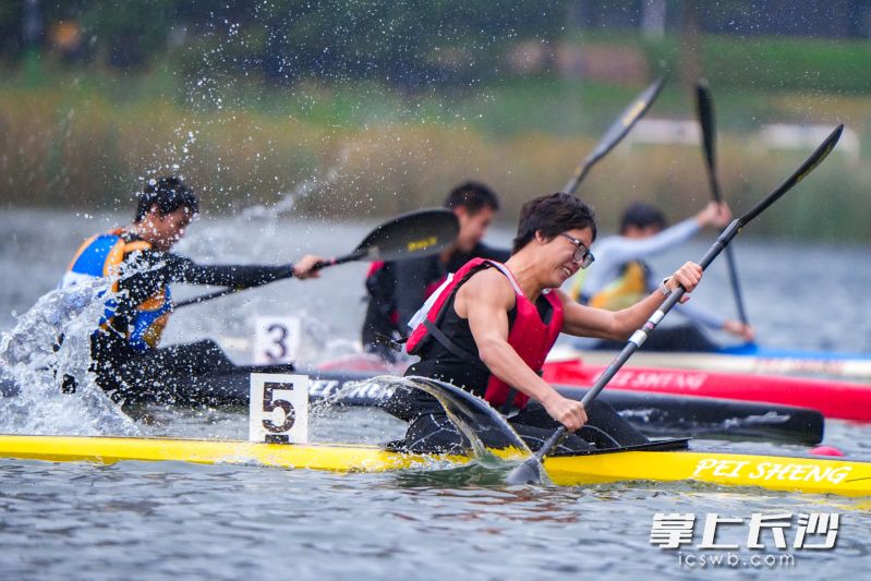 选手劈波斩浪。均为主办方 供图 选手劈波斩浪。均为主办方 供图