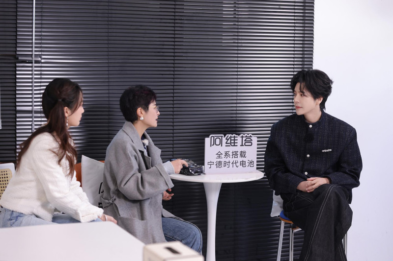 张泉灵对谈徐海乔。节目组 供图 张泉灵对谈徐海乔。节目组 供图