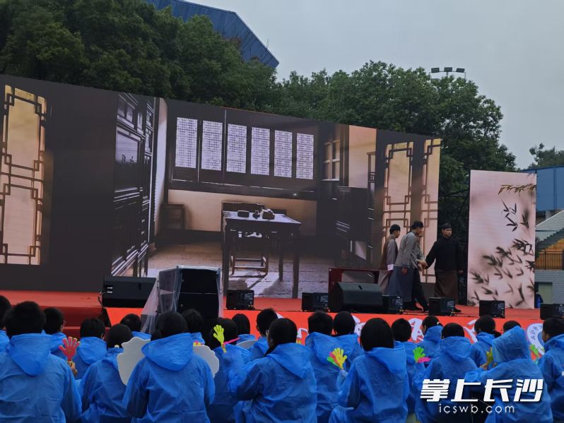 师生们出演的舞台情景剧《兑泽星火》。 师生们出演的舞台情景剧《兑泽星火》。