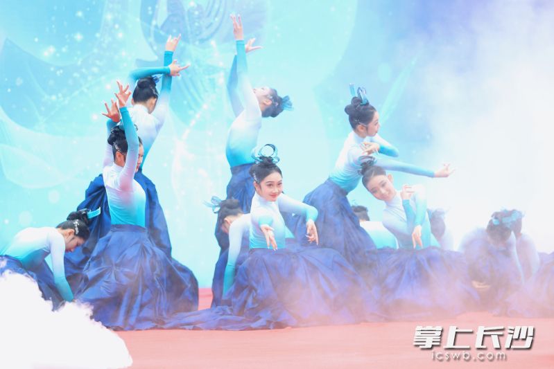 悦和舞蹈团带来的《蘭叙》《青春如歌》两支舞蹈,以优美舞姿展现了当代兑泽学子的青春风采。 悦和舞蹈团带来的《蘭叙》《青春如歌》两支舞蹈,以优美舞姿展现了当代兑泽学子的青春风采。