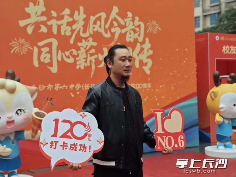 各界校友纷纷打卡留念。 各界校友纷纷打卡留念。