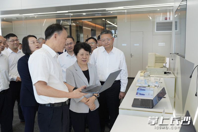 11月8日至9日，省委常委、市委书记吴桂英赴广东省深圳市开展招商考察，来到中国电子信息产业集团有限公司。