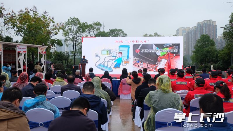 “消防宣传月物业小区消防演练观摩活动”在长沙五矿万境水岸小区举行。   均为长沙晚报全媒体记者 刘嘉 摄