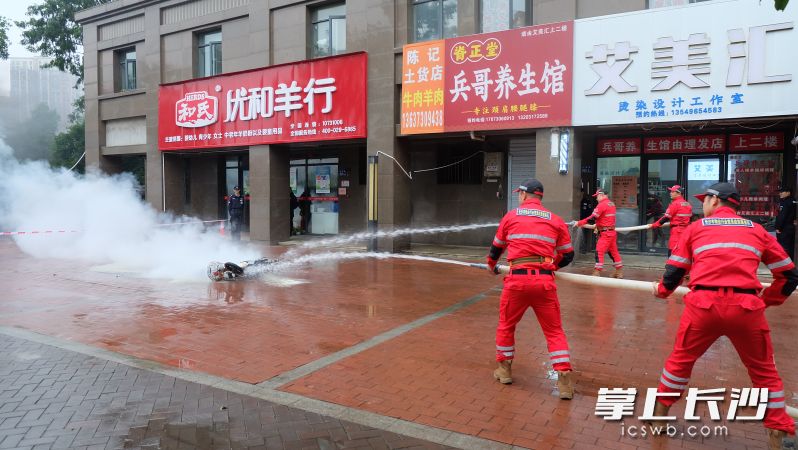 在物业小区安保人员和党员应急服务队队员的协同下，仅仅几分钟，嚣张的“火魔”便被彻底制服。   均为长沙晚报全媒体记者 刘嘉 摄