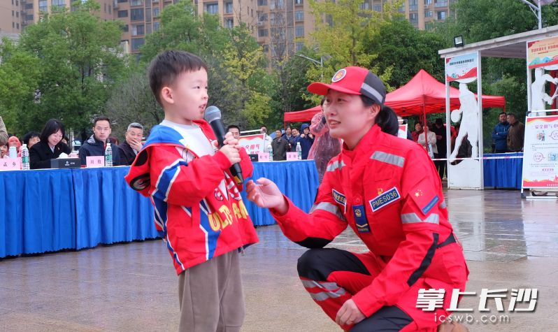 围绕消防知识，现场设置了有奖问答环节，市民们积极踊跃地参与。