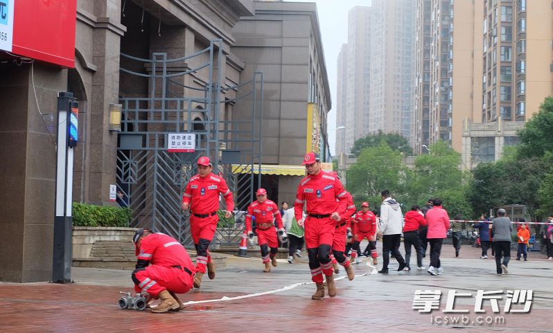长沙市物业行业党员应急服务队队员们闻声而动，如离弦之箭冲向火场。