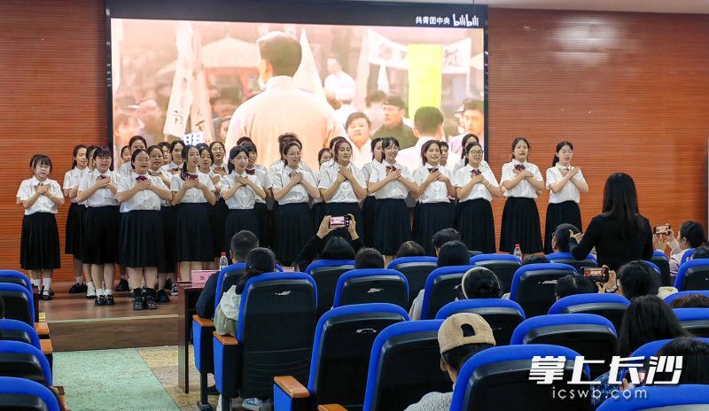 课堂尾声，师大学子合唱《有我》。