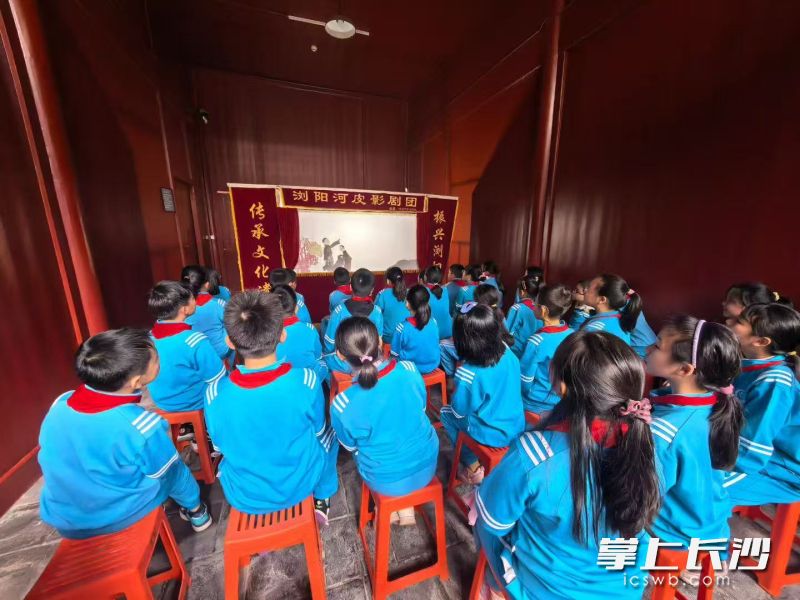 “古艺新声光影流芳”红色剧目展演系列活动,通过皮影、木偶等传统艺术形式,让红色故事在非遗载体中焕发光彩,为市民与学生带来一场场文化盛宴。 均为长沙晚报通讯员石健供图 “古艺新声光影流芳”红色剧目展演系列活动,通过皮影、木偶等传统艺术形式,让红色故事在非遗载体中焕发光彩,为市民与学生带来一场场文化盛宴。 均为长沙晚报通讯员石健供图