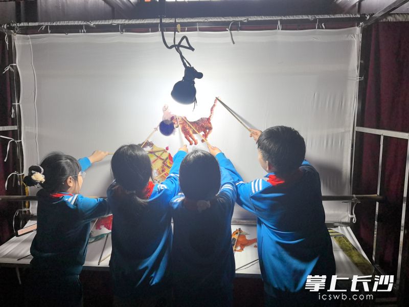 孩子们在光影变幻中感受非遗魅力与红色精神的交融。 孩子们在光影变幻中感受非遗魅力与红色精神的交融。