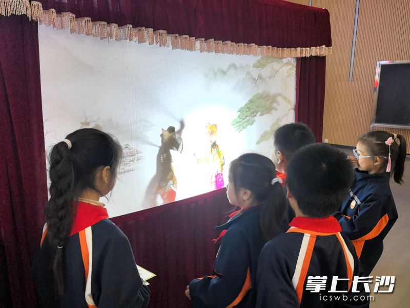 会“讲故事”的木偶。 会“讲故事”的木偶。