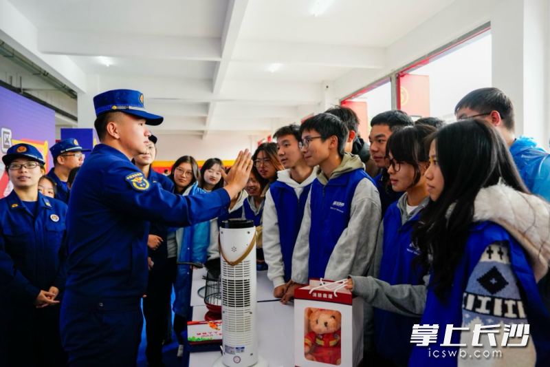 消防员讲解安全知识。 均为长沙晚报通讯员宁倩供图