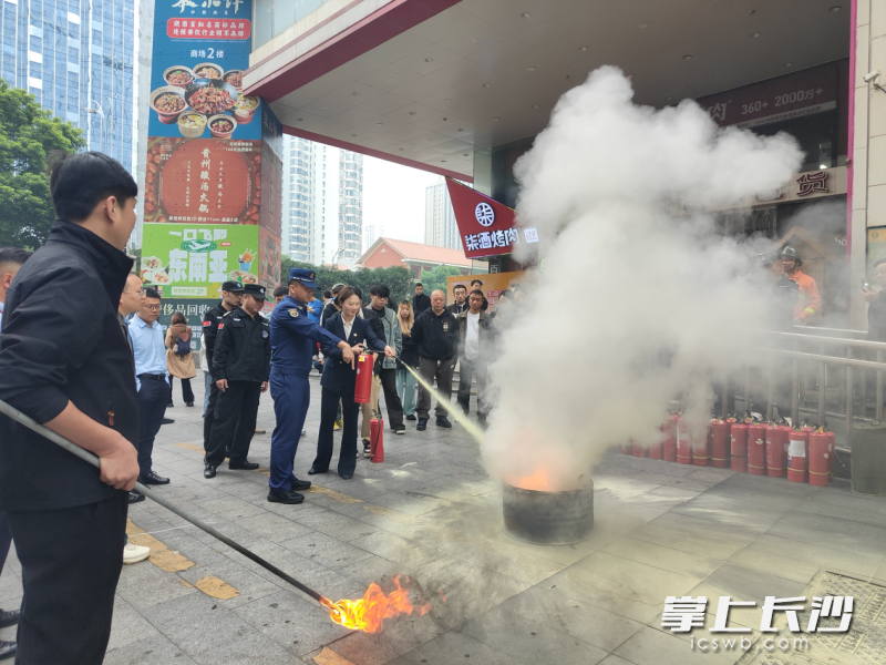 市民体验灭火。