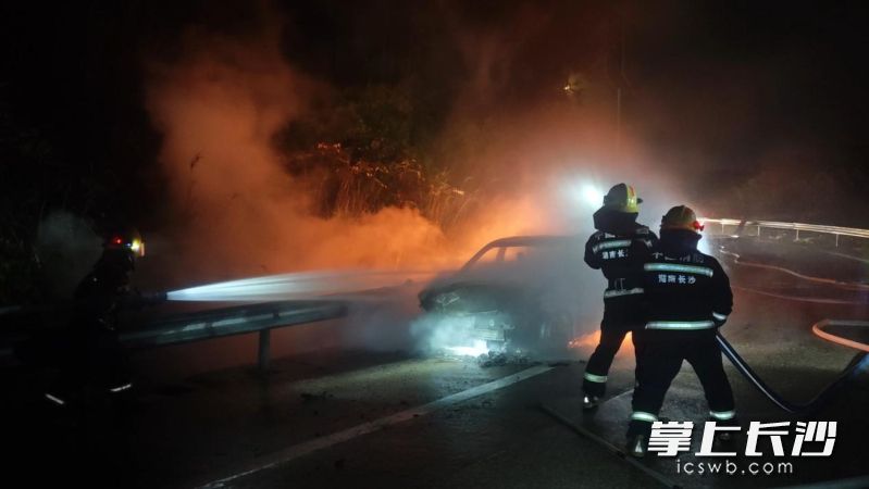 扑救现场。 均为长沙晚报通讯员雷杨俊摄