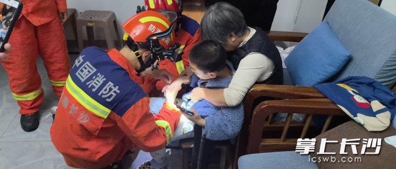 消防员正在进行解救。 长沙晚报通讯员 阮鹏霖 摄