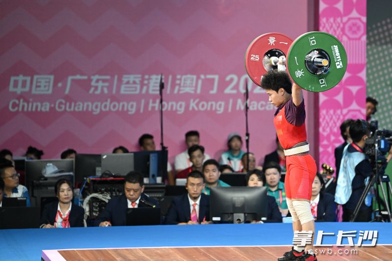 侯志慧举起杠铃。 侯志慧举起杠铃。