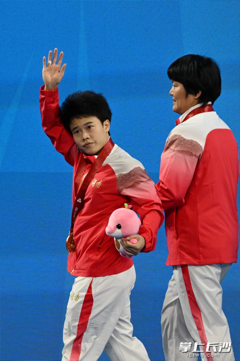 侯志慧在赛后致意。 侯志慧在赛后致意。
