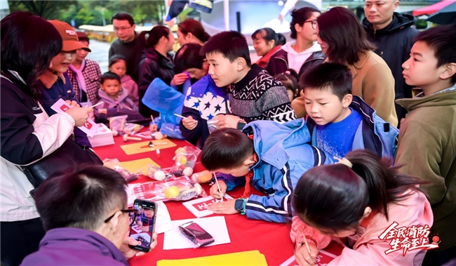 雨花区举行消防宣传月启动仪式暨消防非遗游园会。 均为长沙晚报通讯员黄权武摄 雨花区举行消防宣传月启动仪式暨消防非遗游园会。 均为长沙晚报通讯员黄权武摄
