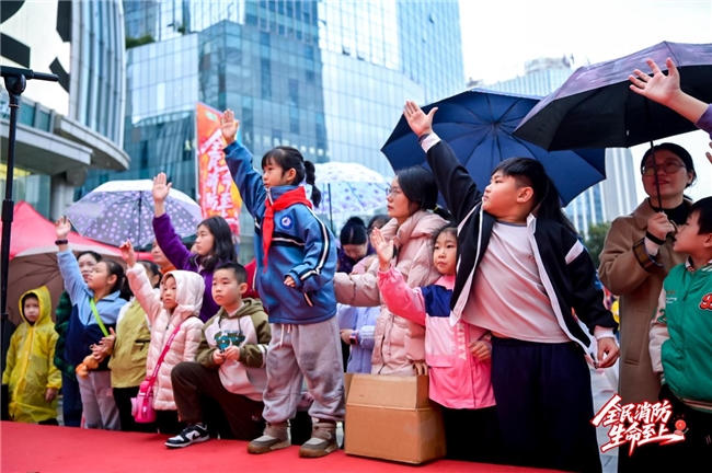 在“消防知识问答”区,男女老少踊跃答题。 在“消防知识问答”区,男女老少踊跃答题。