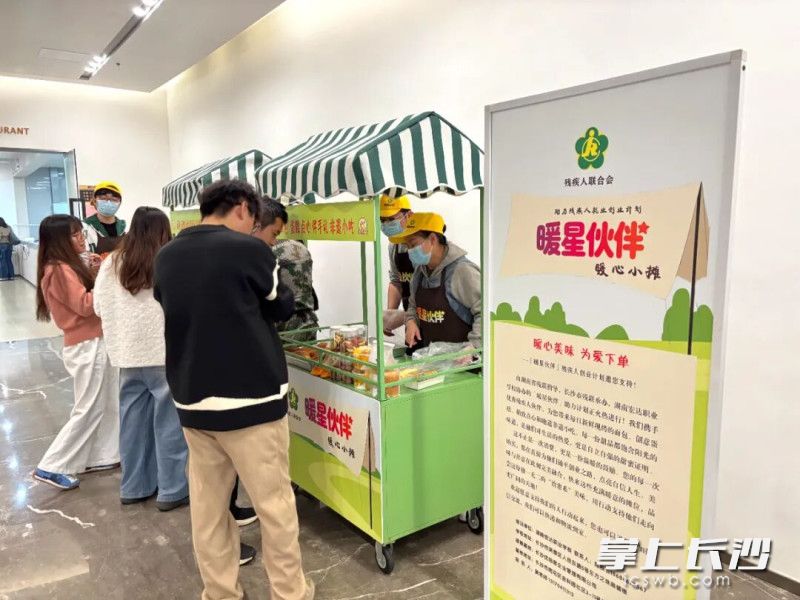 许多路人驻足小摊。 均为长沙晚报通讯员周宇供图