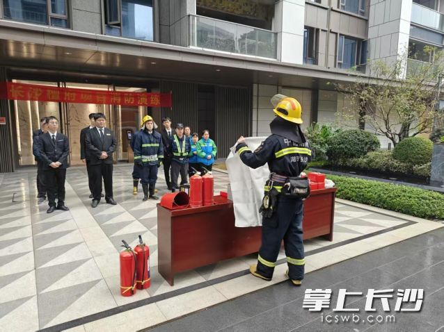 消防宣传员现场讲解。