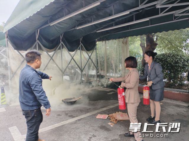 参与培训的员工轮番上阵,亲身体验。 参与培训的员工轮番上阵,亲身体验。