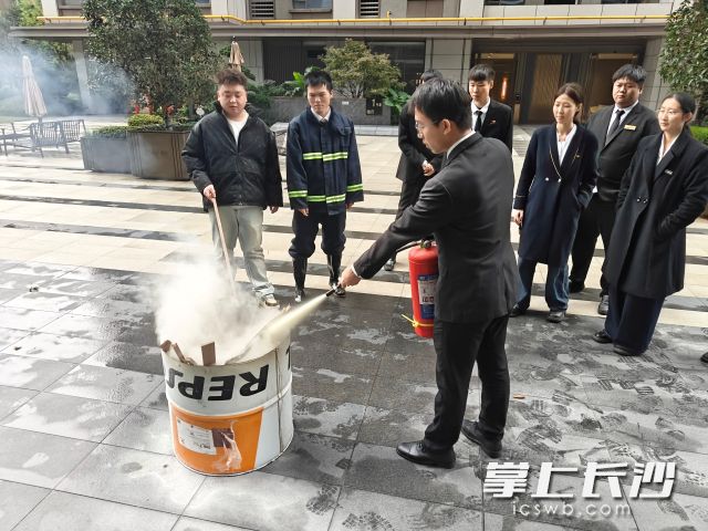 灭火器使用实操。