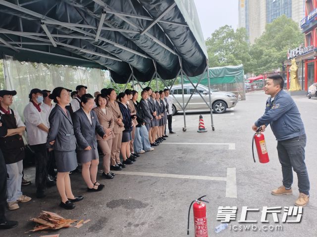 消防宣传人员正在进行讲解。 长沙晚报通讯员 孙岩岩供图 消防宣传人员正在进行讲解。 长沙晚报通讯员 孙岩岩供图