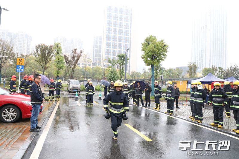 图为比武精彩瞬间。